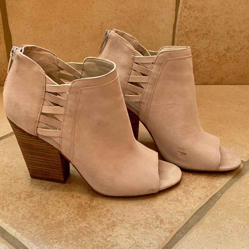 Size 6.5 Vince Camuto suede Kassa open toe bootie